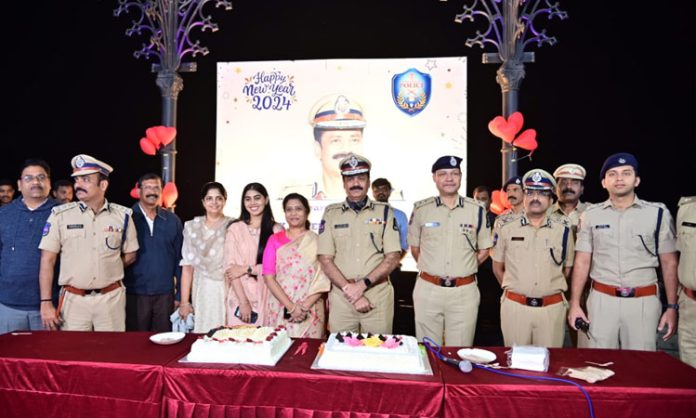 Many challenges in the new year: Hyderabad CP Srinivas Reddy