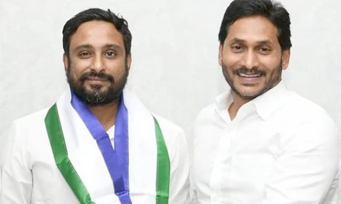 Ambati Rayudu resign to YCP