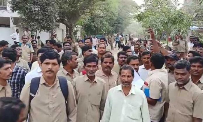 RTC Employees enter into Revanth reddy house