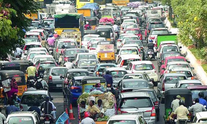 Heavy traffic jam on hyderabad-nagpur national highway