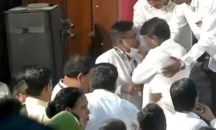 Sunil Kamble slaps Cop