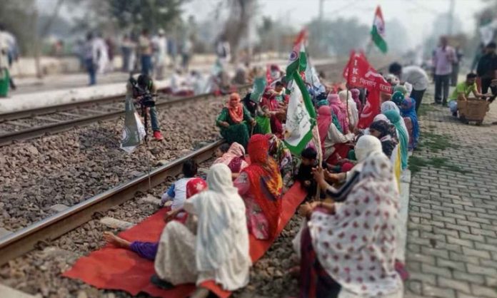 Farmers Stage Rail Roko Protest