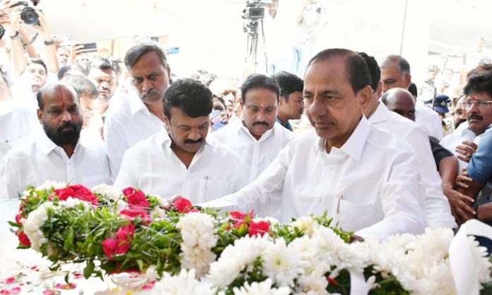 KCR pays tribute to MLA Lasya Nandita