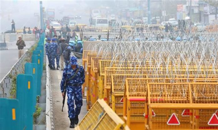 Police remove barrier for commuters at Singhu