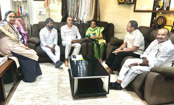 Harish Rao, Kavitha visited POW Sandhya