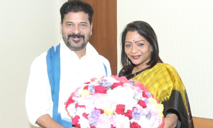 GHMC Mayor Gadwal Vijayalakshmi meet CM Revanth reddy