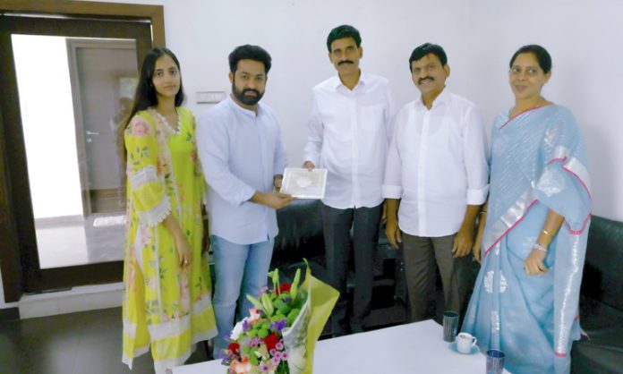 Ponguleti Srinivas Reddy Family meet Jr NTR