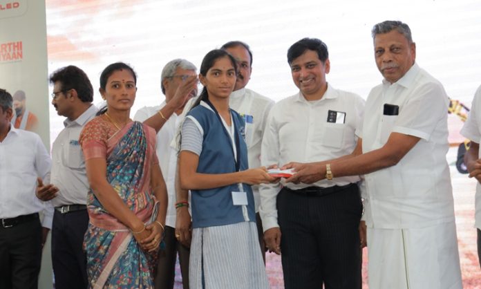 Mahindra Sarthi Abhiyan Scholarship to Education of Truck Drivers Daughters