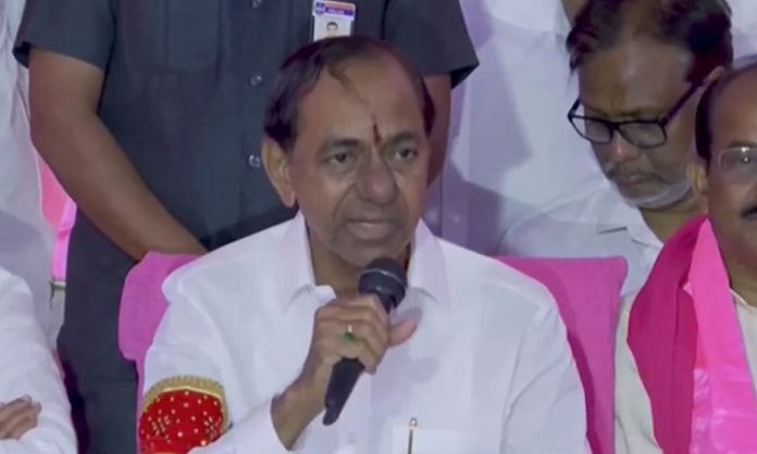 KCR Slams Congress Govt after inspect Crops