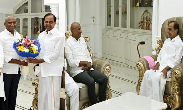 RS Praveen Kumar meets KCR