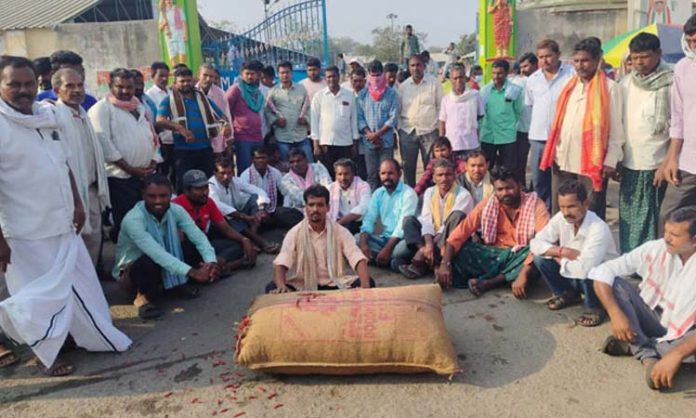 Mirchi farmers strike in Khammam