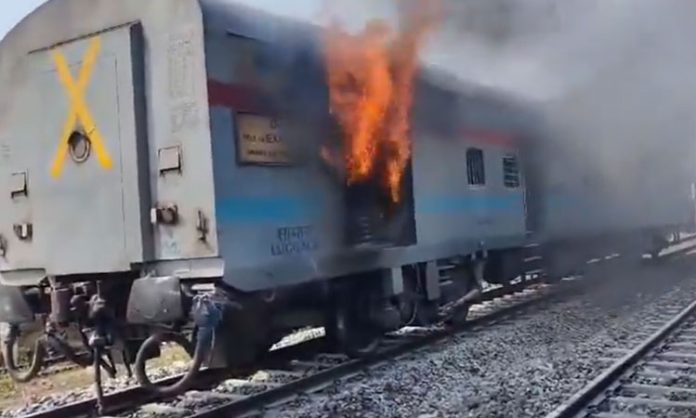 Massive Fire Breaks Out In Godan Express Bogies