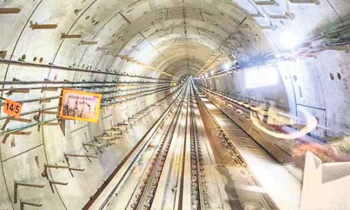 First metro tunnel in river bed