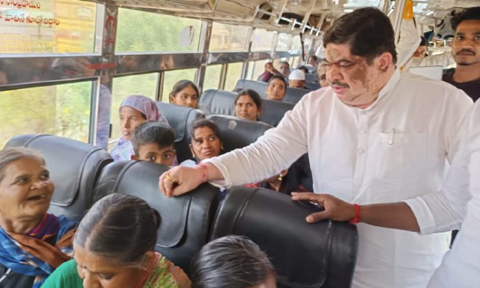Minister Ponnam Prabhakar Traveled By Rtc Bus