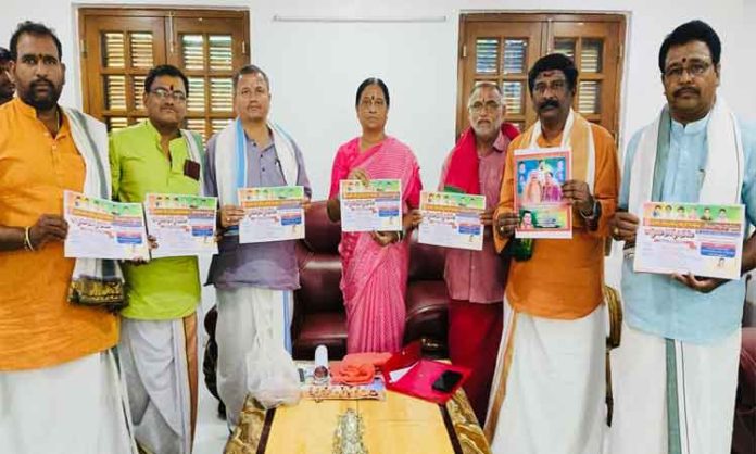 Dhupa and Deepa Naivedya Archaka Sangam who met Minister Surekha