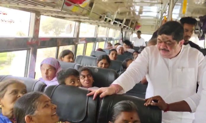 Ponnam Prabhakar traveled in RTC bus