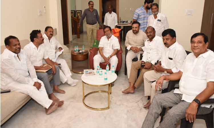 Minister Damodara Rajanarsimha's meeting with Zaheerabad neo-Jarga Congress leaders