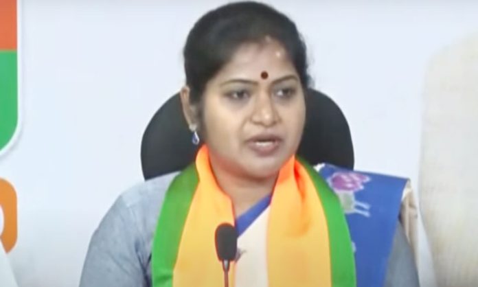 Rani Rudrama challenges Minister Ponnam Prabhakar