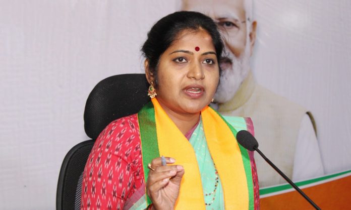 Rani rudrama sensational comments on CM revanth reddy