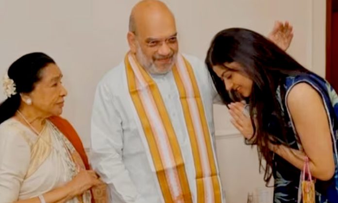 Asha Bhosle meets Amit Shah in Mumbai