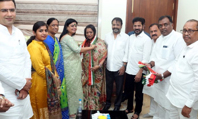 Hyderabad Mayor Vijayalakshmi joined Congress party