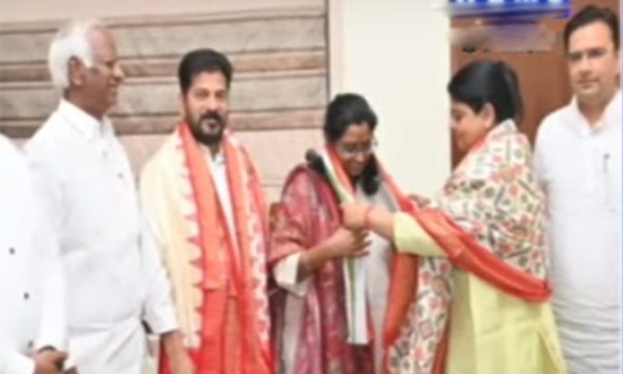 Kadiyam Srihari and Kavya join Congress