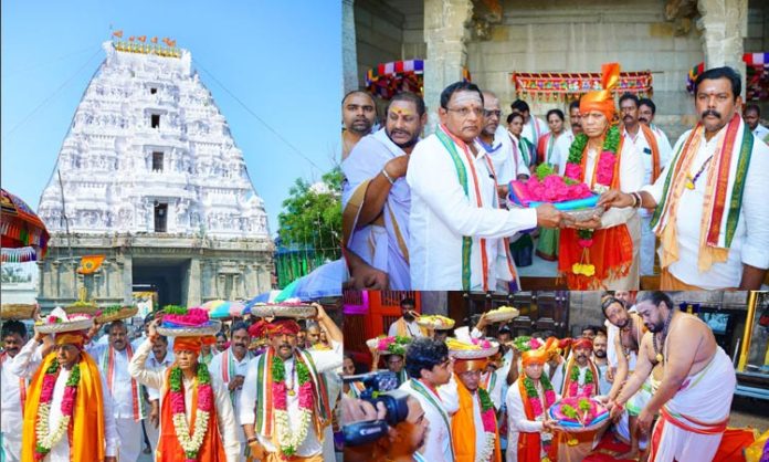 TTD EO presented silk clothes to Srikalahasteeswara