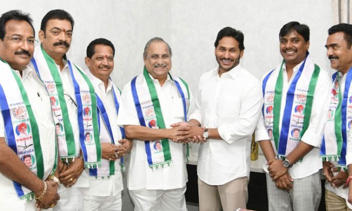 Mudragada join in YSRCP