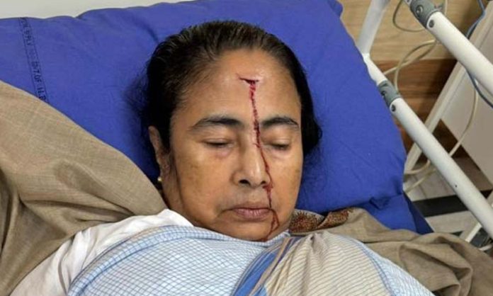 Mamata banerjee head injury