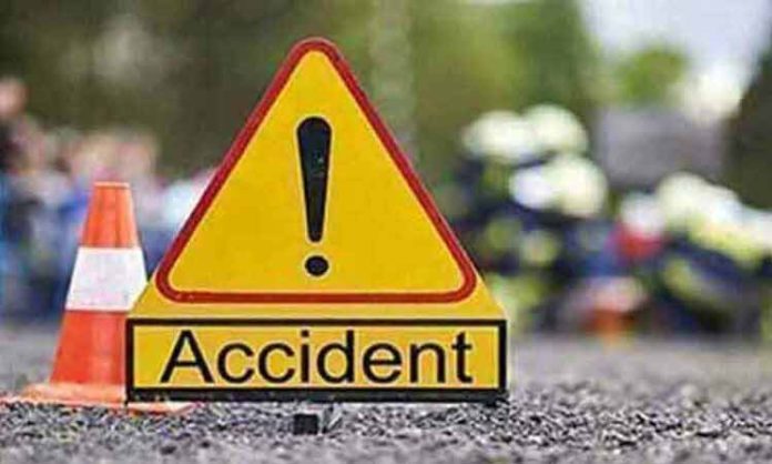 BUS hit Truck in Uttar Pradesh