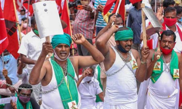 Tamil Nadu farmers protest at Jantar Mantar in Delhi