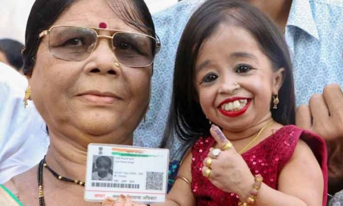 World's Shortest Woman Jyoti Amge Cast Her Vote