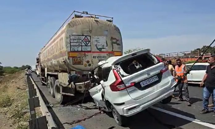 10 Killed after Car hit Truck in Gujarat