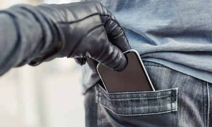 Gang arrested for stealing cell phones in hyderabad