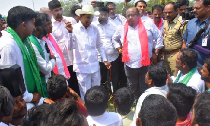 KCR meets with farmers