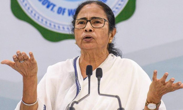Governor should explain why not resigning: Mamata