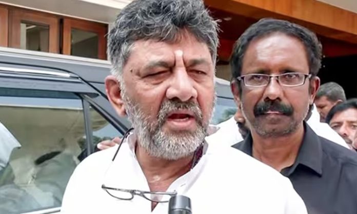 Kumaraswamy blackmailing king: DK Shivakumar
