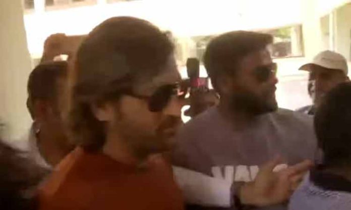 MS Dhoni casts vote in Ranchi