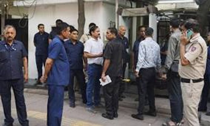 Police team at Kejriwal's residence