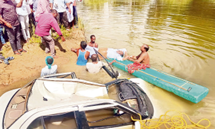 అదుపుతప్పి దూసుకెళ్లిన కారు.. ఒకరు మృతి
