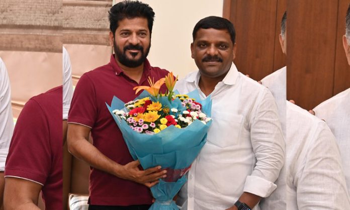 MLC Theenmar Mallanna met Revanth Reddy