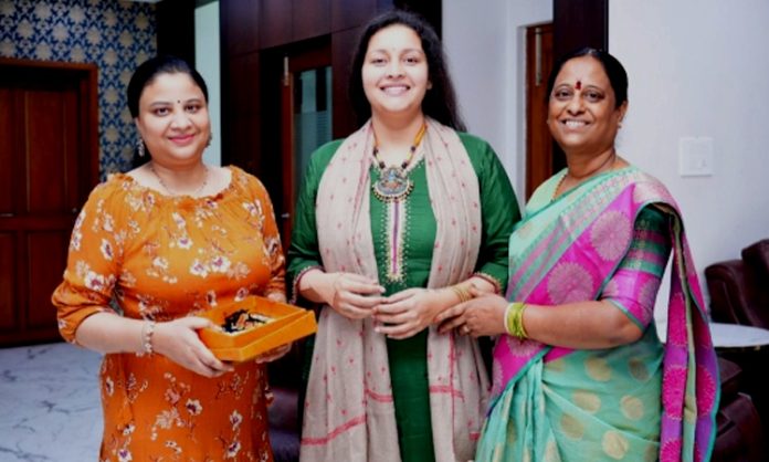 Renu Desai met Minister Konda Surekha