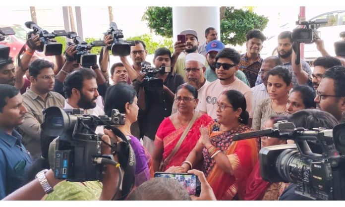Sabitha Indra reddy meets Musi river victims