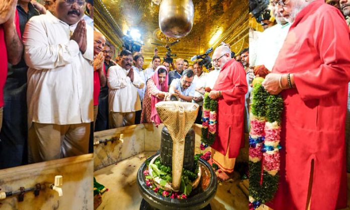 Kejriwal worships at Hanuman temple