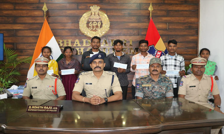 ఏడుగురు మావోలకు రివార్డు నగదు అందజేత
