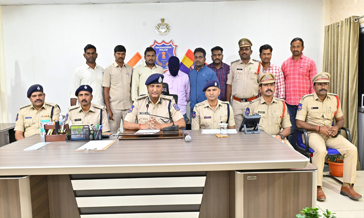 పక్కా ప్లాన్‌తో  ఒక్కడే చేశాడు
