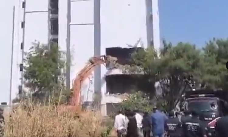 హైడ్రా పంజా.. మాధాపూర్ లో ఆరంతస్తుల భవనం కూల్చివేత..