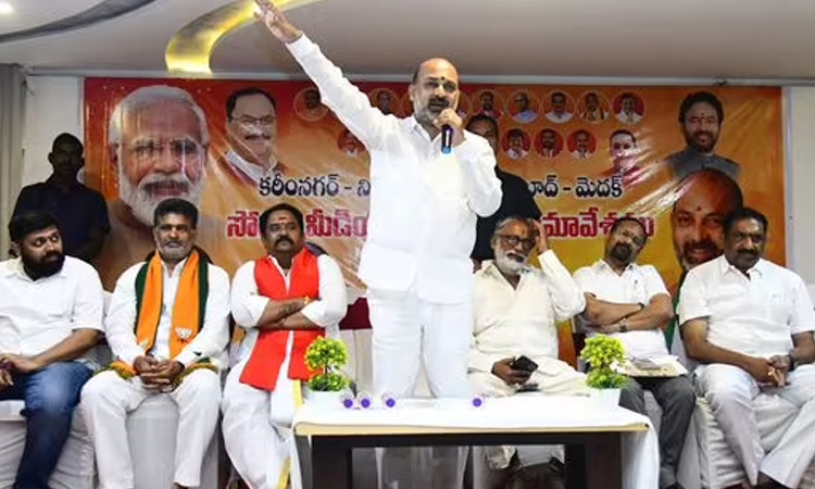 రాహుల్ గాంధీపై బండి సంజయ్ విమర్శలు