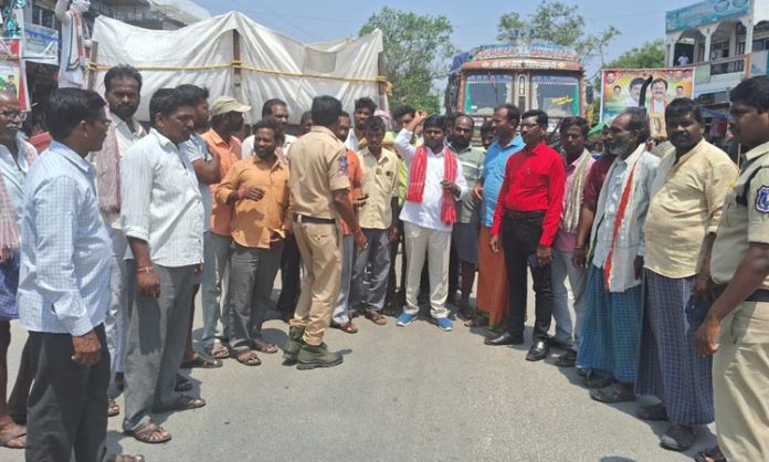 Farmers dharna to purchase grain stored at IKP center