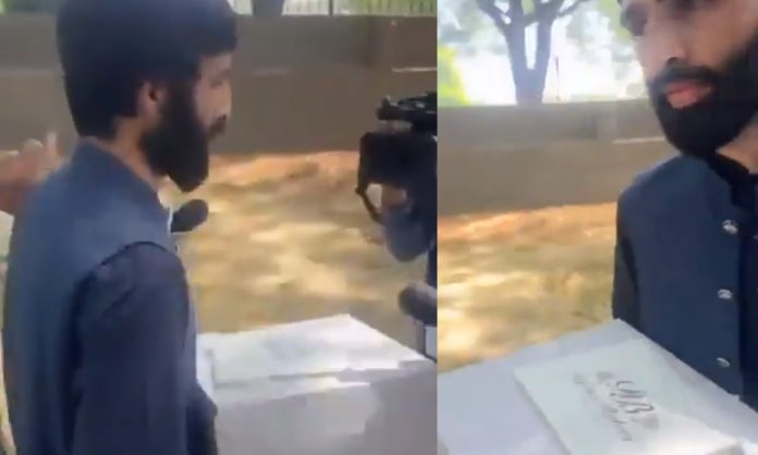 Pak Officers Cut Cake And Celebrates